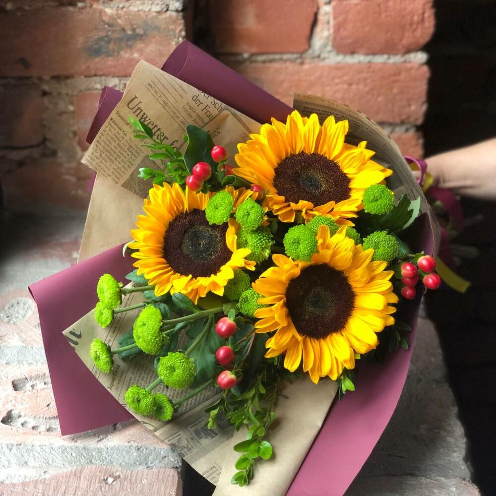 Букет из подсолнухов, гиперикума, кустовых хризантем и самшита в стильной упаковке 