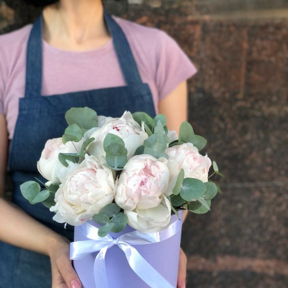 Цветы в коробке пионы с эвкалиптом Цветы в коробке пионы с эвкалиптом