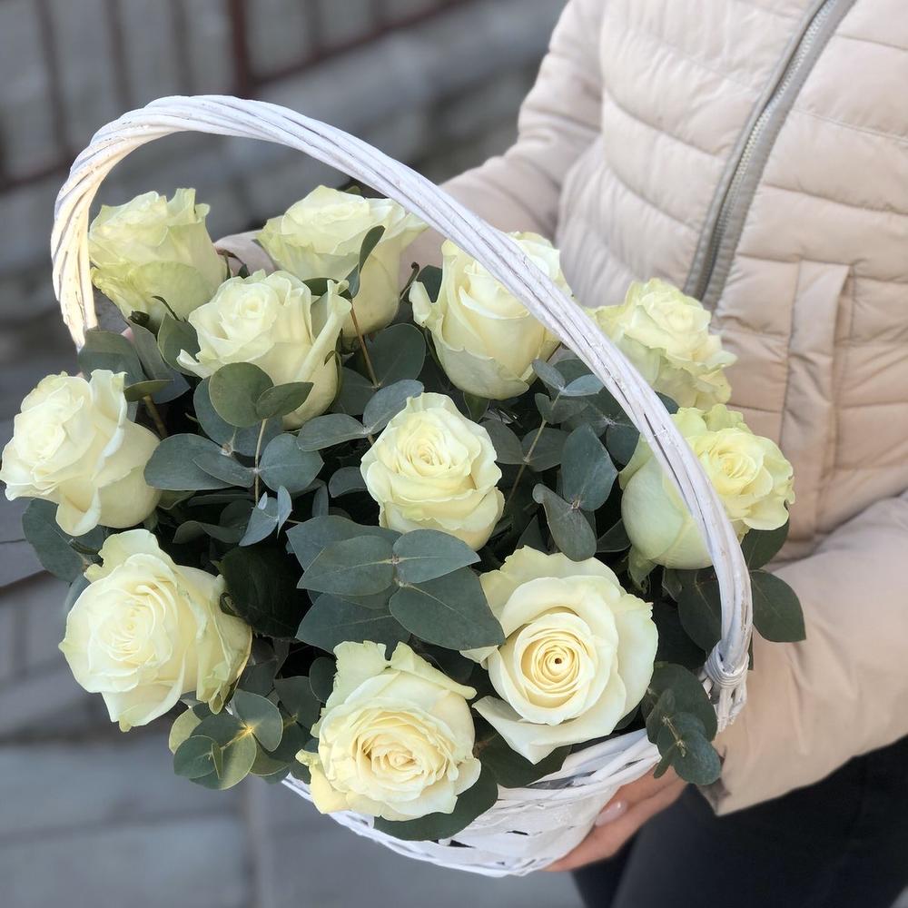 Корзина с белыми розами Глория