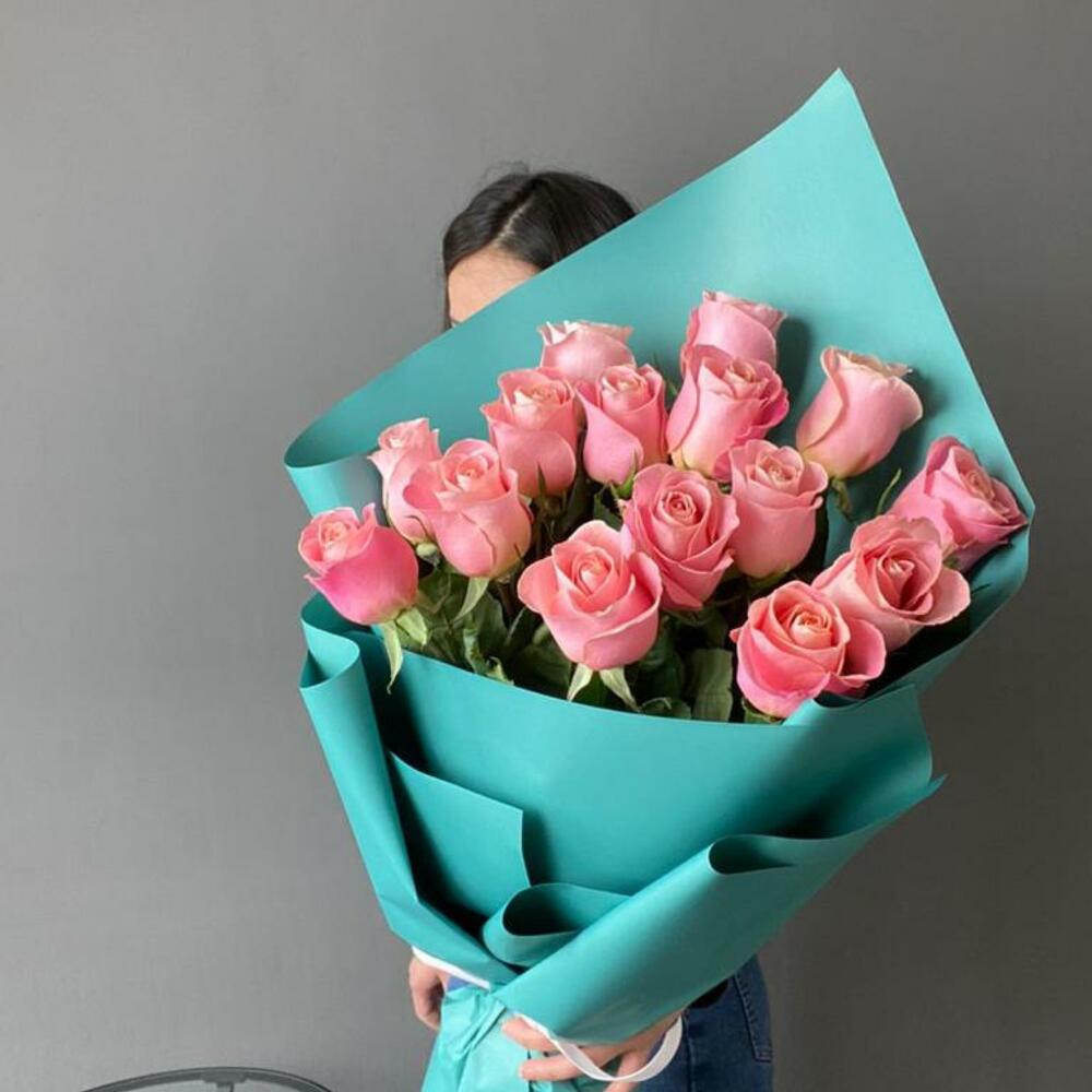 Розовые розы 15 шт в изумрудном оформлении