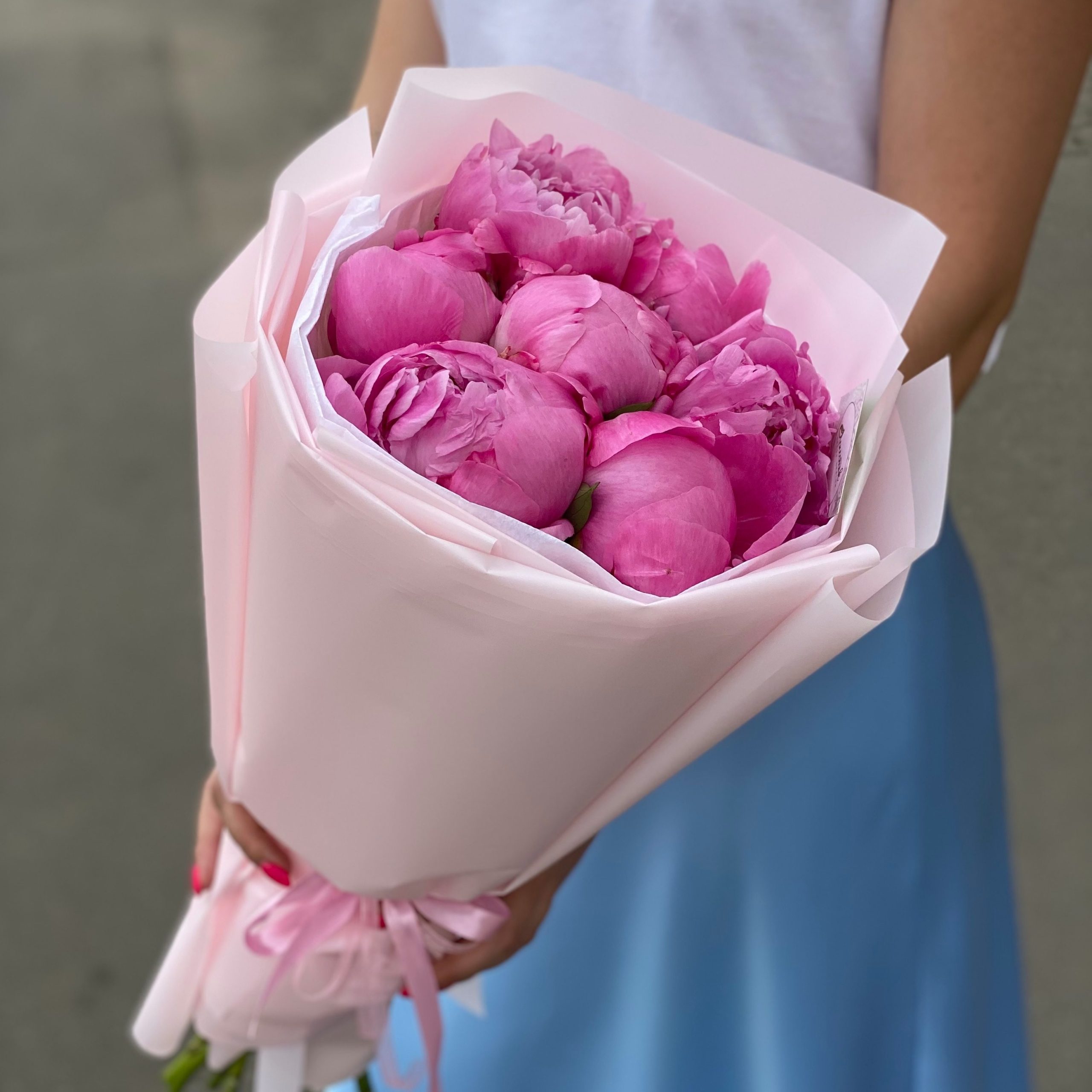 Букетик из малиновых пионов